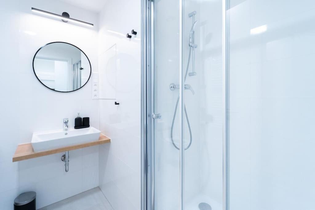 Parkside Harmony Apartment - Brno Buitenkant foto